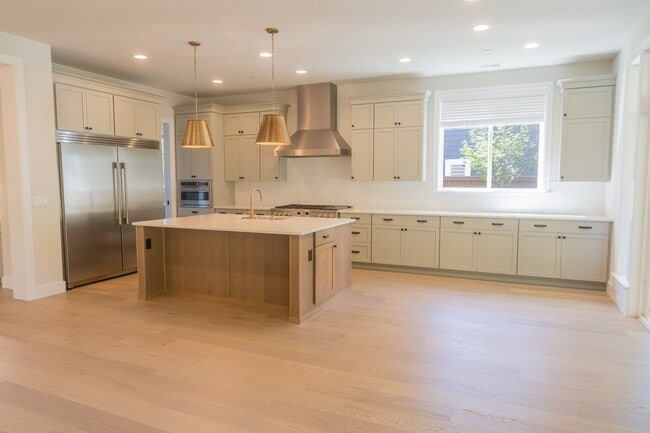 Building Photo - 5Bd/4.25Ba Kirkland House