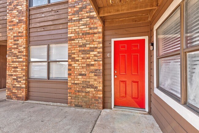 Building Photo - Spacious 2 Bed 2 Bath Flat