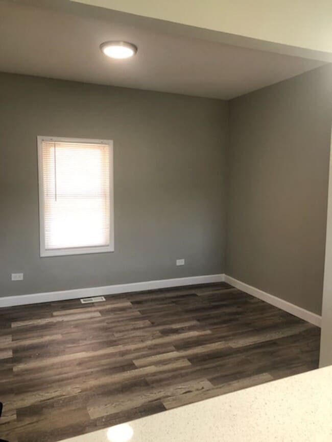 Building Photo - 4 Bedroom Beauty