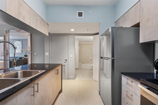 Building Photo - 1750 N Bayshore Dr