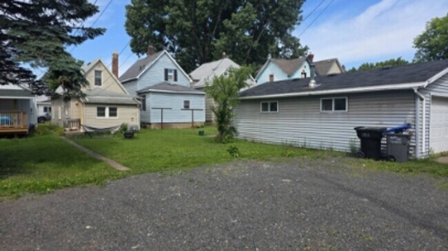 Building Photo - **Charming 1-Bedroom Plus Den Home with Modern Comforts**