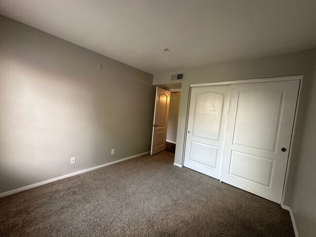 Building Photo - Great location, cute 3 bedroom condo
