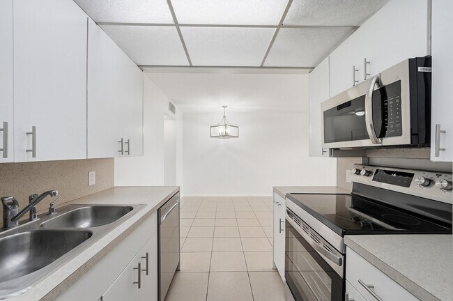 Building Photo - 2401 Antigua Cir