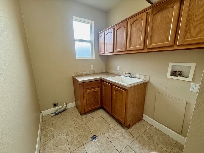 Building Photo - Gorgeous 1 level