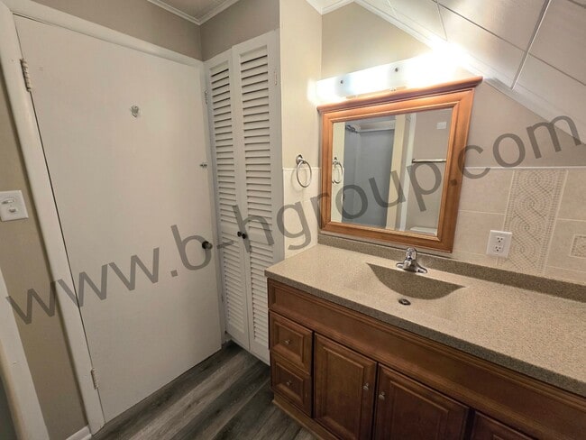 Building Photo - Great Location!