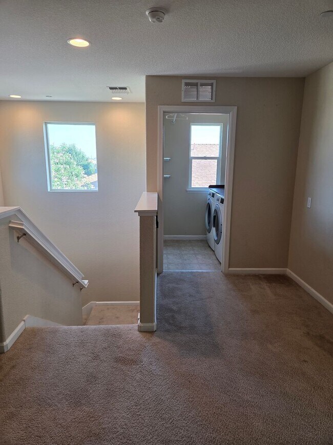 Building Photo - 1443 Greenbrier Dr