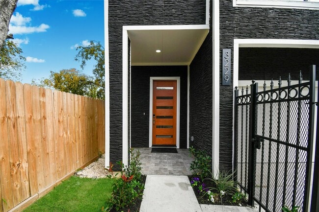 Building Photo - 3229 Tuam St