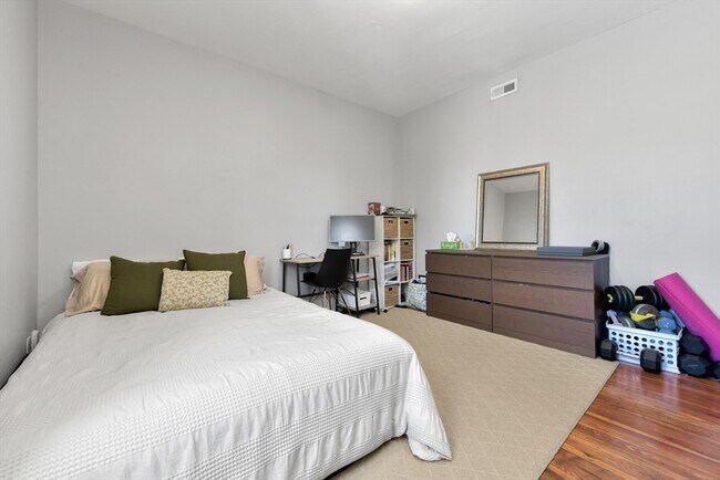 Building Photo - 166 Sydney St