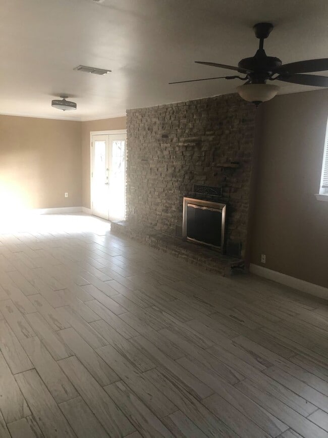 Building Photo - Nice Country living!