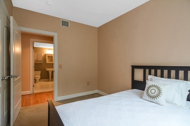 Building Photo - 614 Pond St