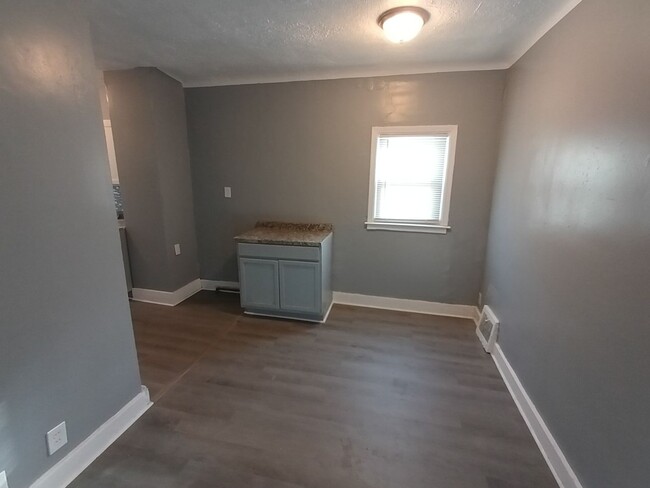 Building Photo - 4 bedroom, 1 bath, now available!