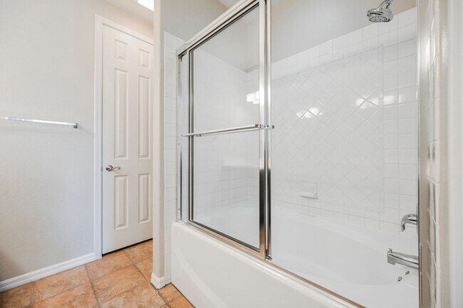 Building Photo - Beautiful 2 bd/2 bath condo in luxury gated Summerlin community ON TPC GOLF COURSE