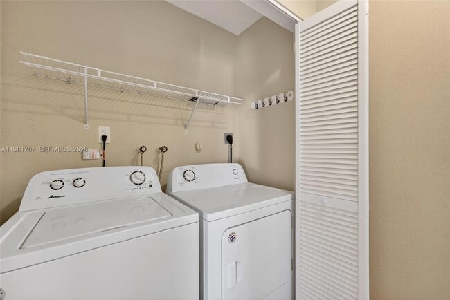 Building Photo - 9315 Wedgewood Dr