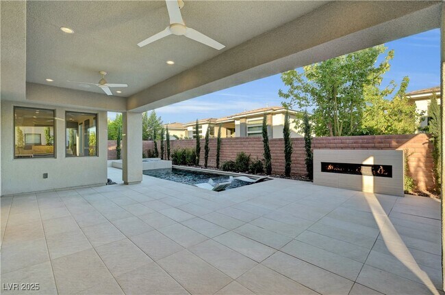 Building Photo - 68 Grey Feather Dr