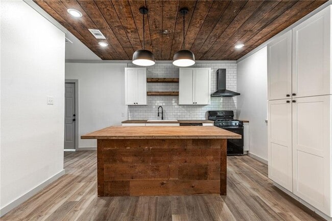 Building Photo - Beautifully remodeled single family home, ...