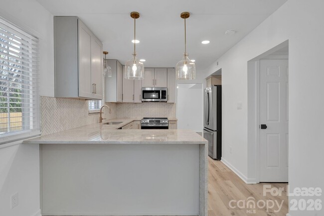 Building Photo - 7404 Shadowlake Dr