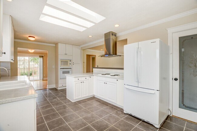 Building Photo - Charming Home in Sought-After Lower Kennydale