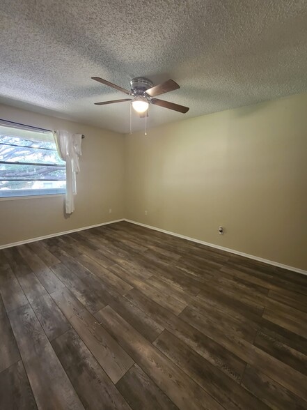 Master bedroom - 222 Thorntree Pl