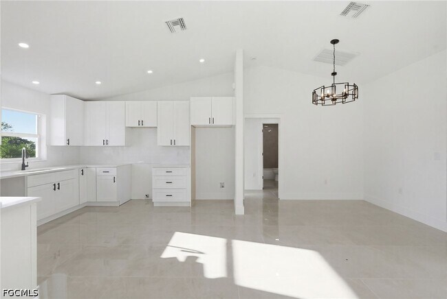 Building Photo - 2105 NE 1st Ave