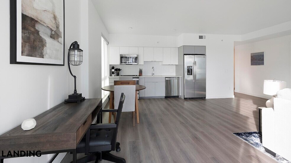 Building Photo - 707 S Farmer Ave