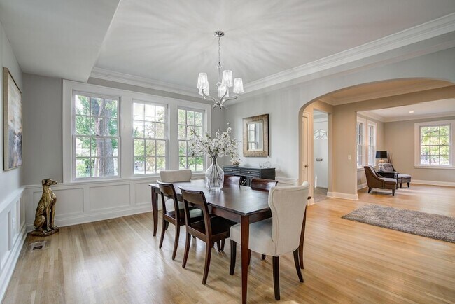 Building Photo - 2056 Summit Ave