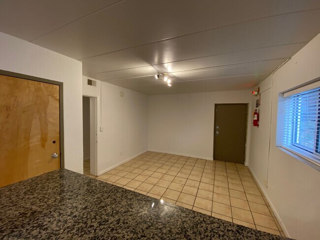 Building Photo - 153 E 12th Ave