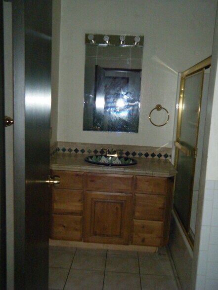 Building Photo - 5723 Stansbury Ave
