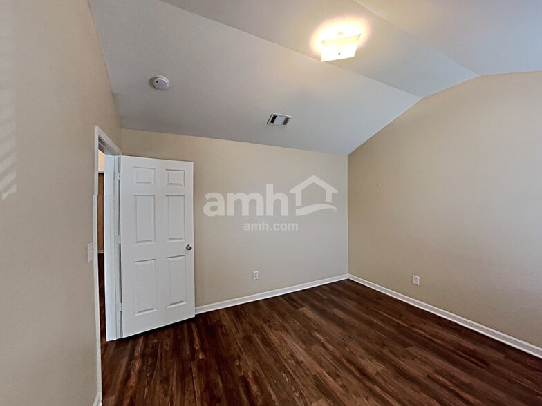 Building Photo - 119 Hidden Creek Dr