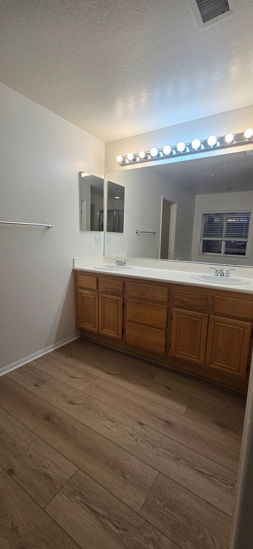 Building Photo - Spacious Redlands Family Home