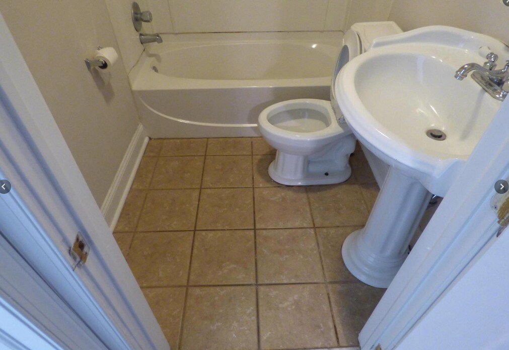 Full bath on third floor - 4728 Umbria St