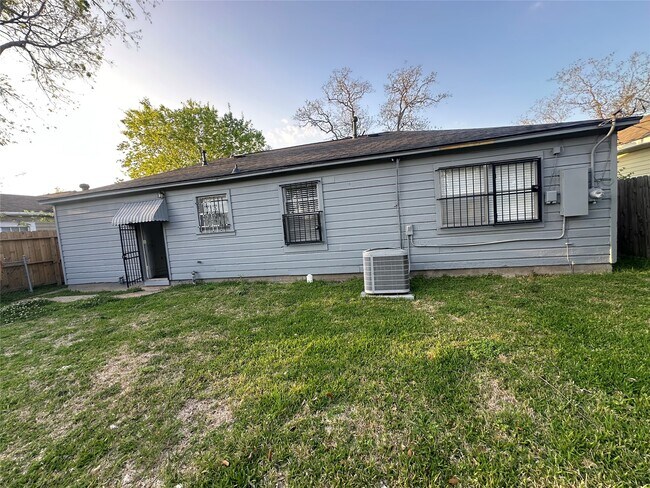 Building Photo - 3826 Botany Ln