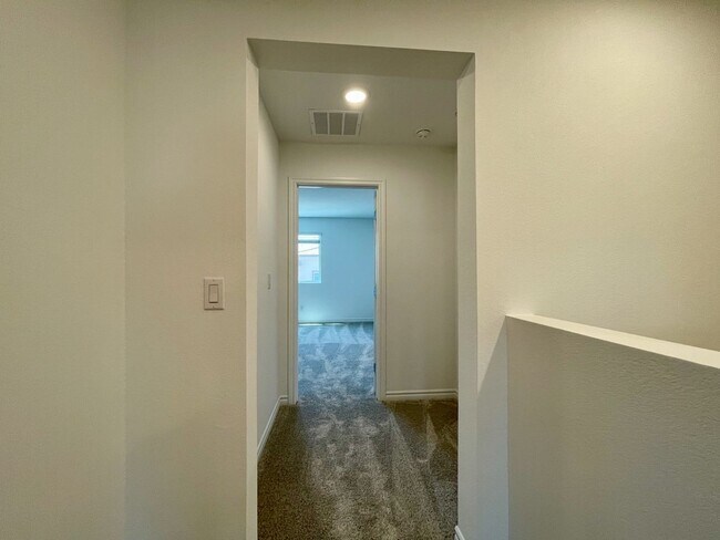Building Photo - Gated 3 Bed, 2.5 Bath, 2 Car Garage Townho...