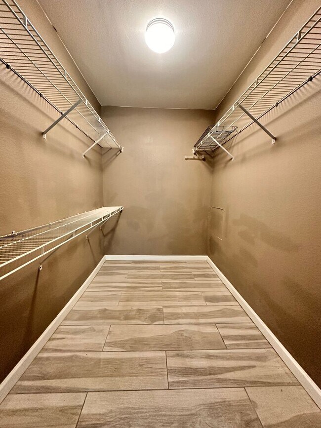 Building Photo - Recently Remodeled 2B/2B Unfurnished Condo in Indian Lake