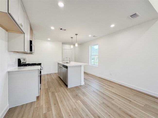 Building Photo - 824 Waxahachie St