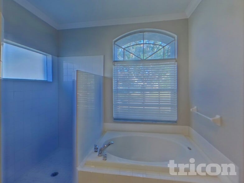 Building Photo - 9405 Sayre St