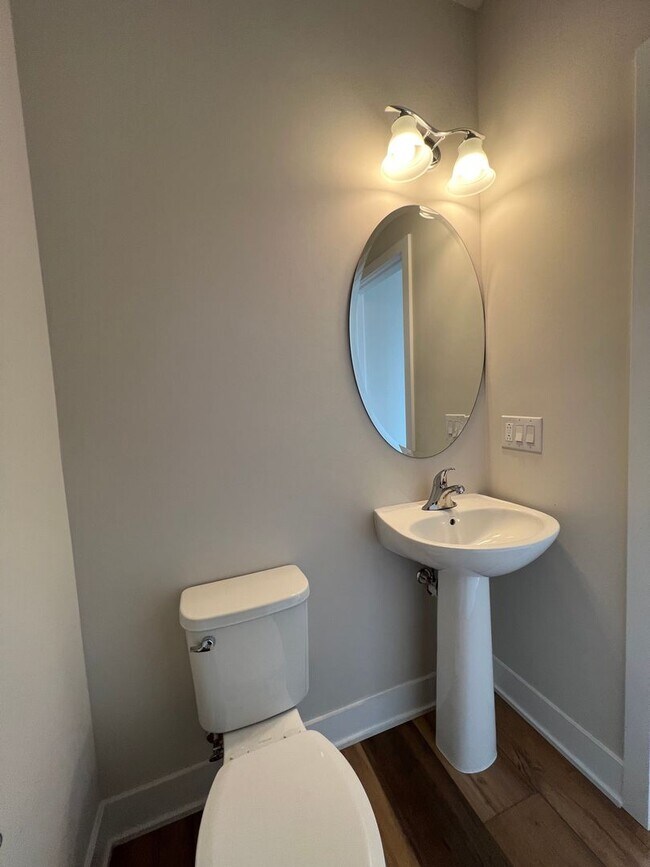 Building Photo - Gorgeous 3BD/2.5BA Waterfront Townhome!