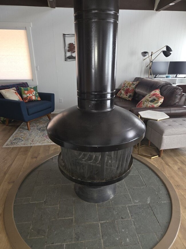 Building Photo - Quiet furnished cabin for ski lease