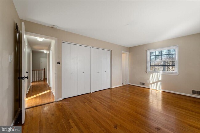 Building Photo - 641 W Country Club Dr