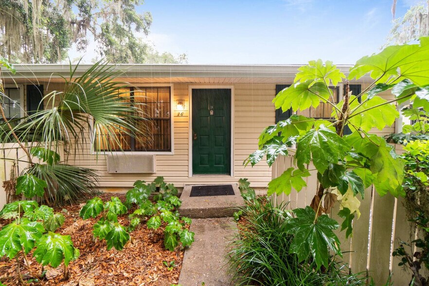 Building Photo - 2490 SW 14th Dr