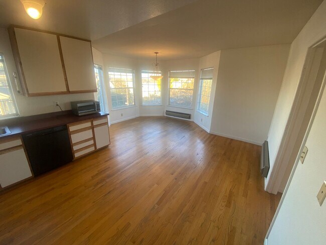 Building Photo - Epic Real Estate & Asso. Inc. - Beautiful, Spacious & Sunny 2 br/2ba Condo Available in Mission -...