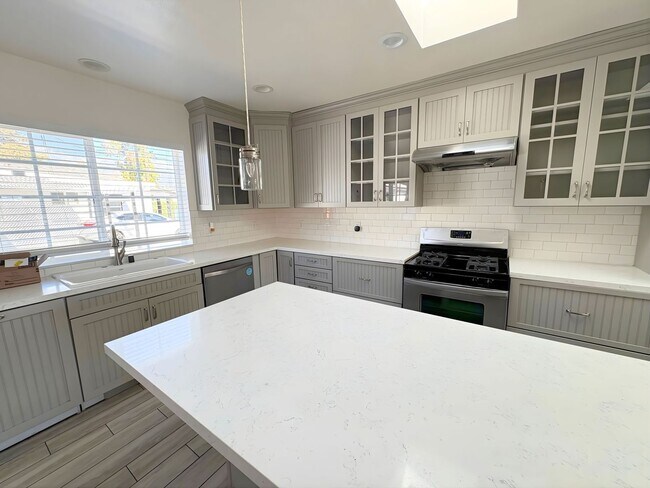 Building Photo - 587 E Arrow Hwy