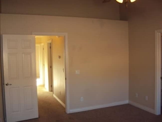 Building Photo - 3 Bedroom 2 Bathroom House