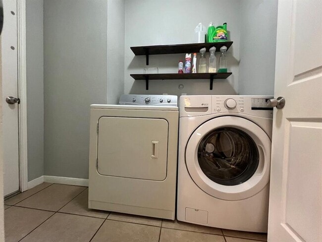 Building Photo - 223 Dana Dr