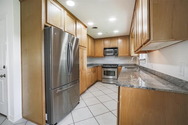 Building Photo - 10915 Cedarhurst Dr