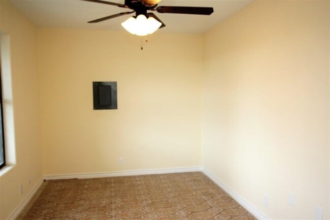 Building Photo - 4605 S Zapata Hwy