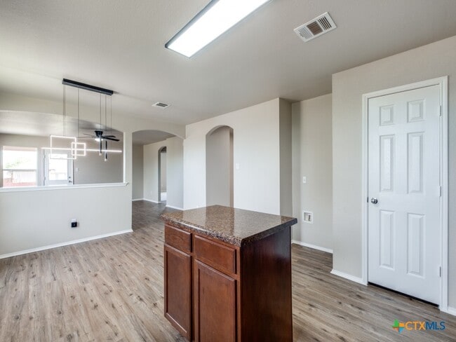 Building Photo - 204 Pine Arbol
