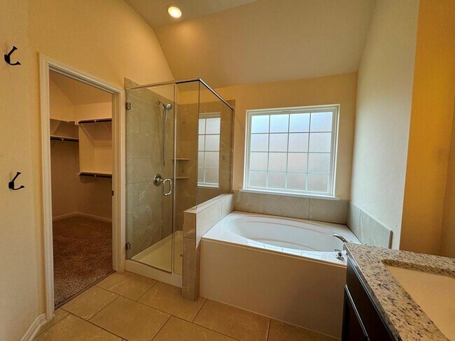 Building Photo - 5115 Leaning Tree