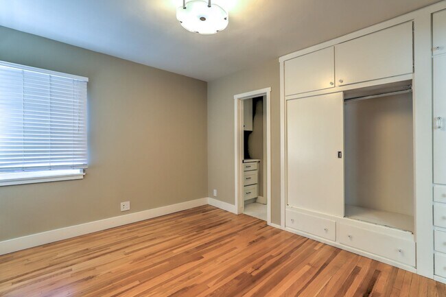 Building Photo - Olive (451-453)