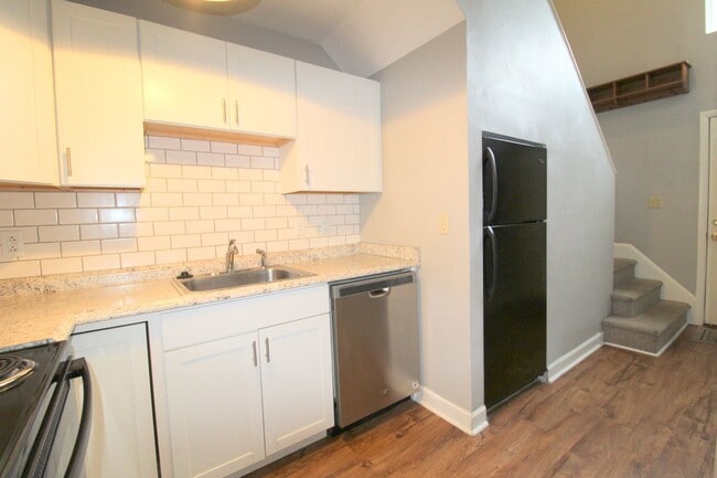 Building Photo - 1374 Bradley Dr