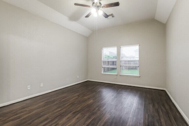 Building Photo - 12927 Pine Woods St